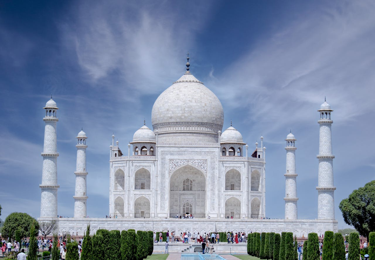 our-services-04 Breathtaking view of the iconic Taj Mahal against a clear blue sky in Agra, India.